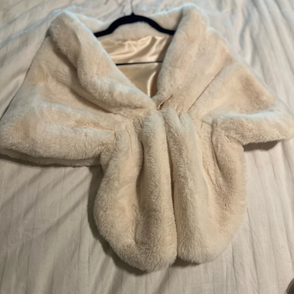 Adorable ivory faux fur wrap sz small-medium - Picture 3 of 3
